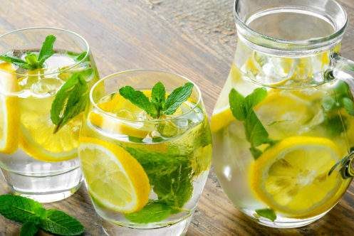 Врачи рассказали, действительно ли вода с лимоном полезна для здоровья