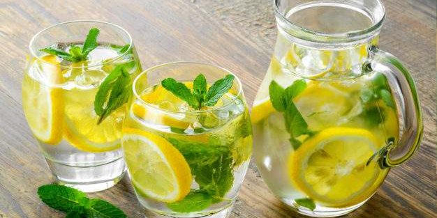 Врачи рассказали, действительно ли вода с лимоном полезна для здоровья