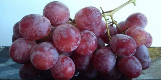 Выявлено необычное влияние винограда на зубы человека