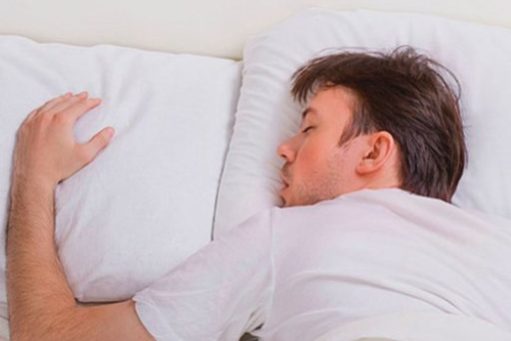 Названа самая опасная поза для сна