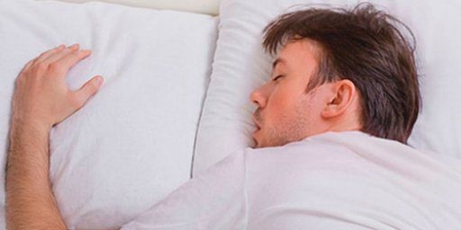 Названа самая опасная поза для сна