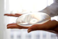 Иногда увеличение груди может привести к развитию редкого недуга