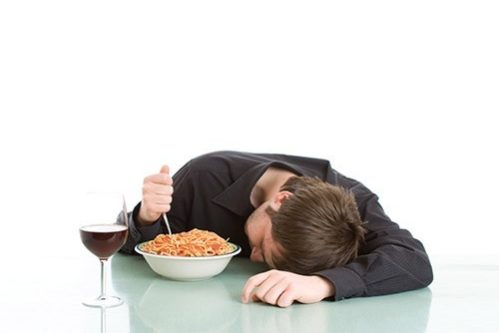 Недосыпание делает нездоровую пищу более привлекательной — МедНовости