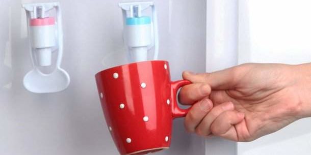 Врачи объяснили, чем опасна вода из кулера