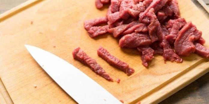 Диетологи подсказали, как правильно есть мясо