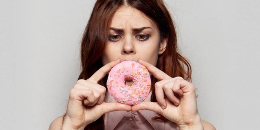 Переедание и другие вредные привычки, от которых срочно надо избавиться