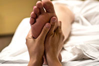 Чтобы укрепить отношения с любимым, делайте ему массаж ног, советуют ученые