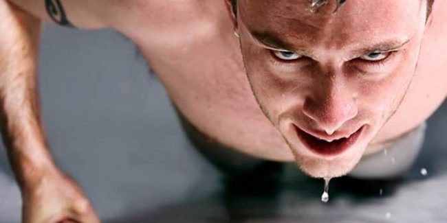 Мужчина с таинственным заболеванием обливается потом