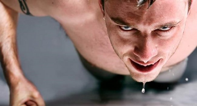 Мужчина с таинственным заболеванием обливается потом