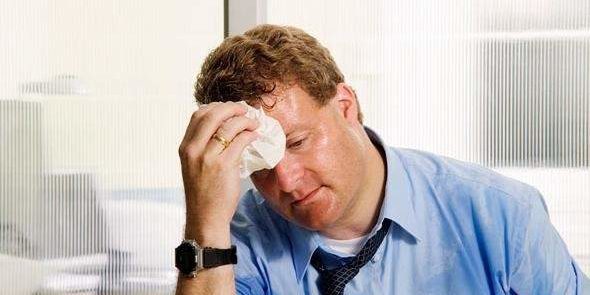 Медики рассказали, о чем может свидетельствовать излишняя потливость