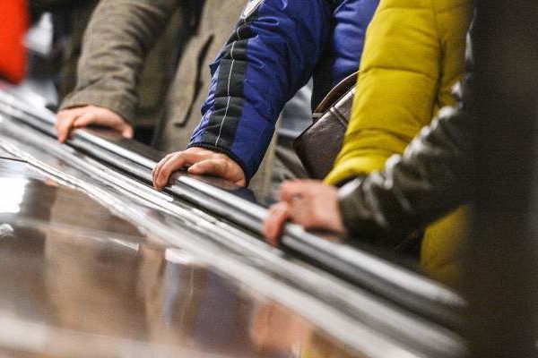 Медики рассказали, чем можно заразиться в метро