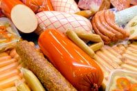 Онкологи категорически запретили увлекаться мясными деликатесами
