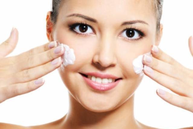 Косметолог подсказала, как правильно наносить крем на лицо
