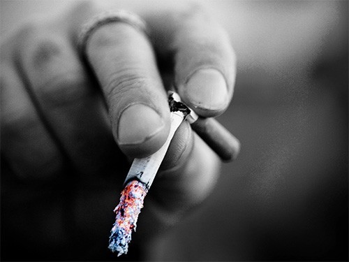 Заядлые курильщики рискуют остаться без цветового зрения — МедНовости