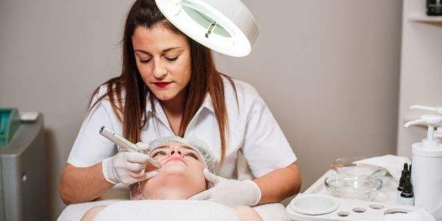 Косметологи перечислили основные правила ухода за возрастной кожей