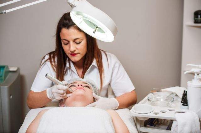 Косметологи перечислили основные правила ухода за возрастной кожей