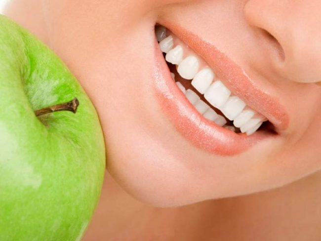 Стоматологи назвали продукты, укрепляющие зубную эмаль