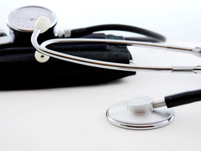 Врачи составили список неочевидных симптомов высокого давления