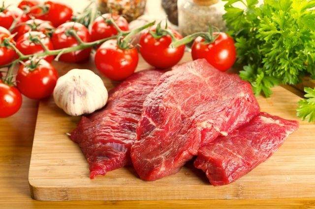 Медики рассказали, кому опасно есть красное мясо