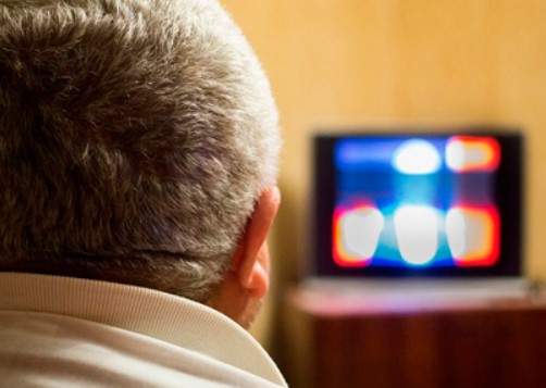 Стало известно, как телевизор влияет на мозг пожилых людей