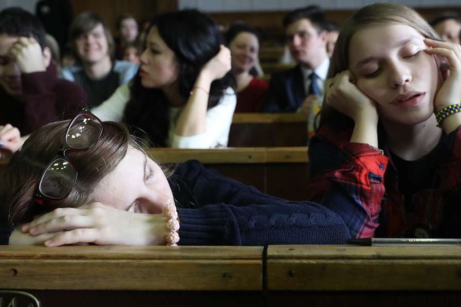 Сколько часов нужно спать? Верить ли мобильным приложениям для сна? Пить ли мелатонин?