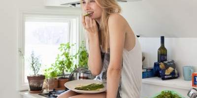 Названы продукты, которым не место в рационе тридцатилетних