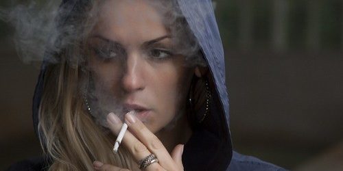 Молодежь часто считает табачные продукты менее вредными и верит Интернету больше, чем врачам — МедНовости