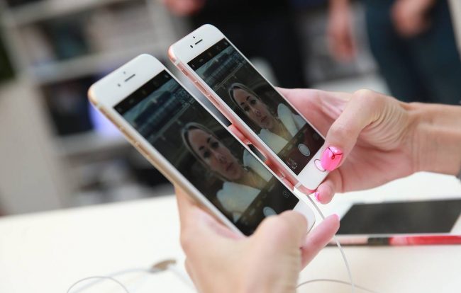 СМИ: длительное пользование смартфоном может привести к косоглазию — Общество