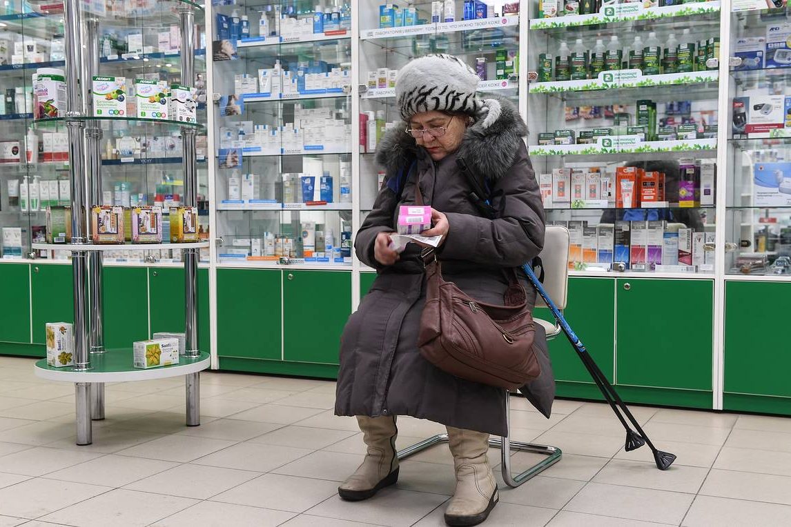 Опрос: каждый десятый россиянин экономит на лекарствах — Общество