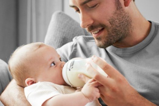 Кормление малыша из бутылочки определит, станет он левшой, или нет