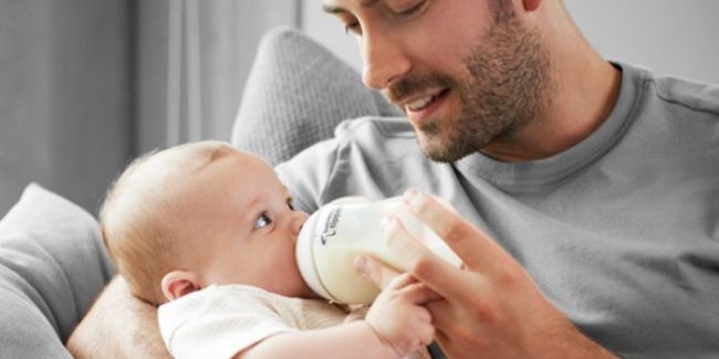 Кормление малыша из бутылочки определит, станет он левшой, или нет