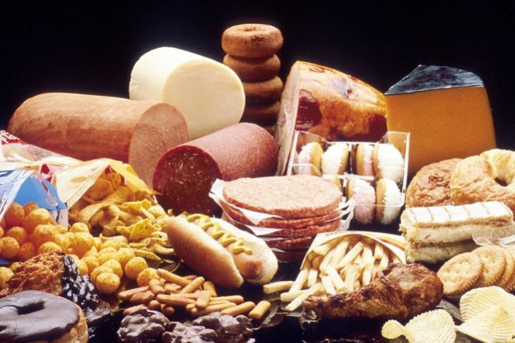 Названы самые опасные продукты для мужского здоровья