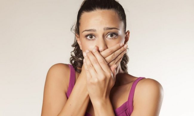 Стоматологи рассказали, из-за чего могут пожелтеть зубы