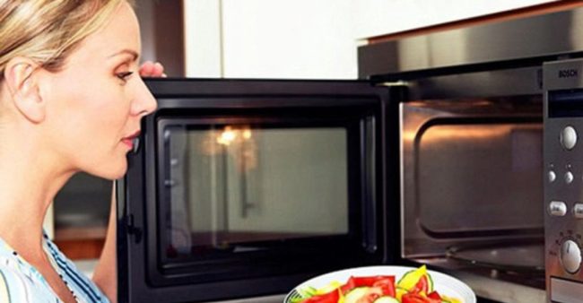 Названы продукты, которые нельзя разогревать в микроволновке