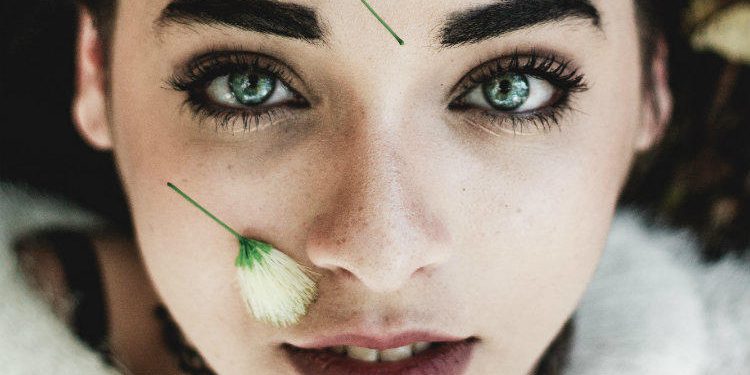 Названы эффективные средства от «мешков» под глазами