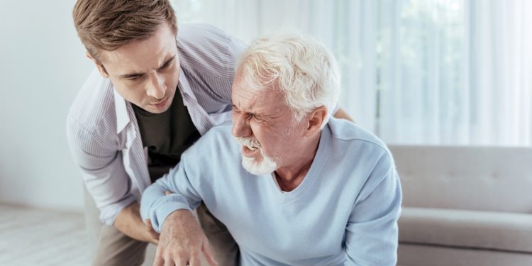 Инсульт у пожилых людей: как определить и помочь