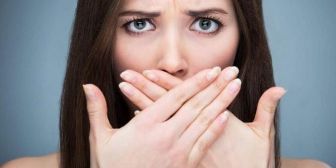 Неприятный запах изо рта: причины и способы борьбы