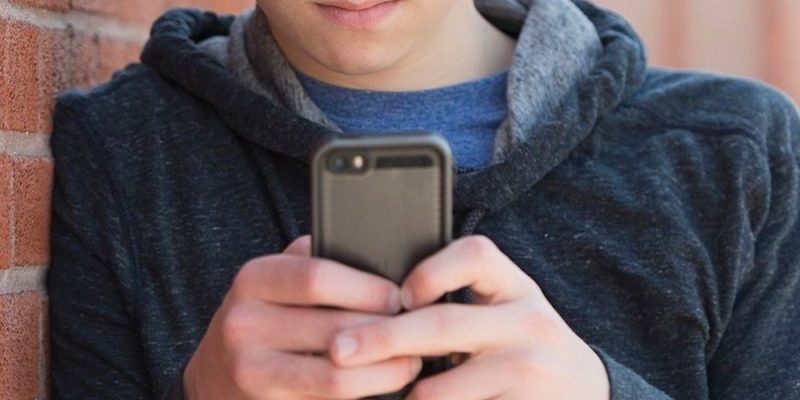 Смартфоны и соцсети доводят подростков до суицида, убежден эксперт