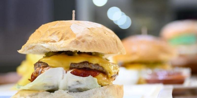 Ученые выясняли, как нездоровая еда манипулирует нашим мозгом