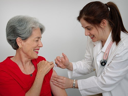 Зачем взрослым людям делать прививки от детских болезней — МедНовости