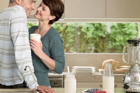 Молочные продукты положительно влияют на кости мужчин, но не женщин