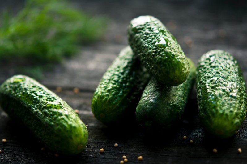 Медики рассказали, почему нельзя закусывать алкоголь солеными огурцами