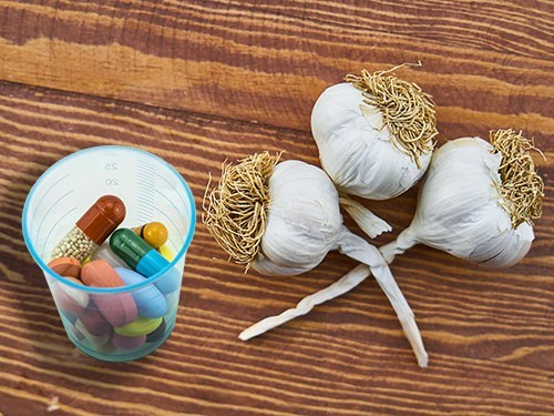 Чеснок, баня и антибиотики: альтернативное лечение, которому не стоит доверять — МедНовости