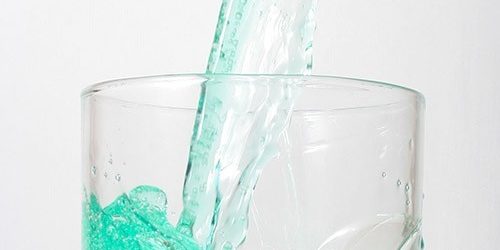 Ученые рассказали, чем потенциально опасны ополаскиватели для рта — МедНовости