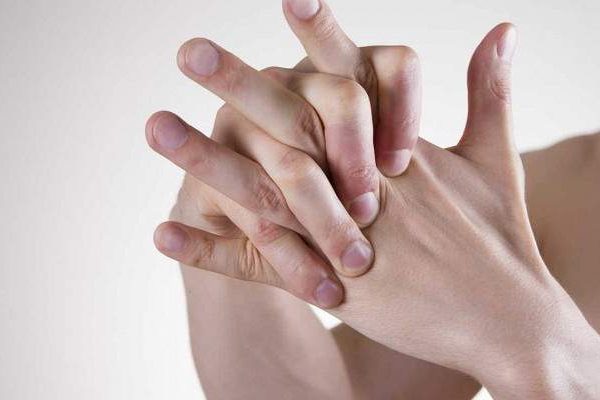Ученые объяснили, почему пальцы хрустят