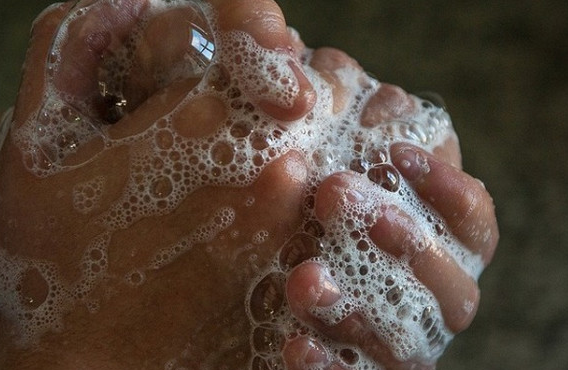 Врач предупредил об опасности частого мытья рук
