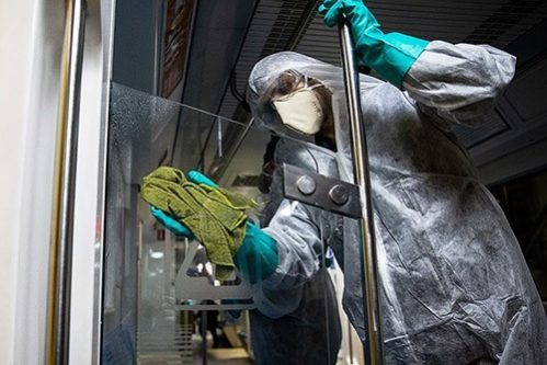 Как долго выживает коронавирус на стекле, ткани, дереве, купюрах и медицинских масках — МедНовости