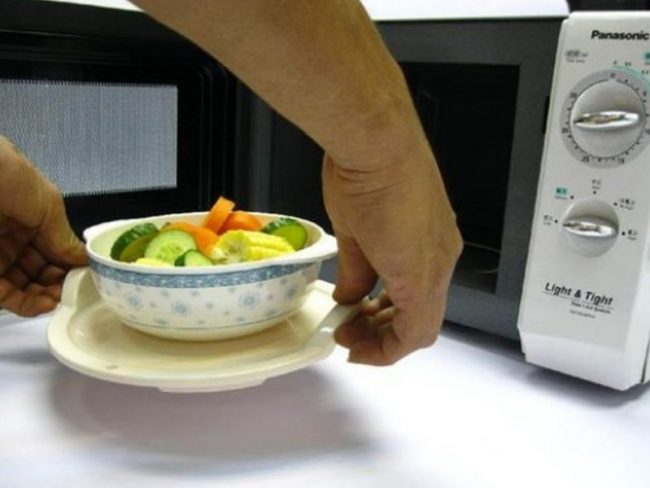 Диетолог Соломатина назвала продукты, выделяющие яд при разгореве в микроволновке