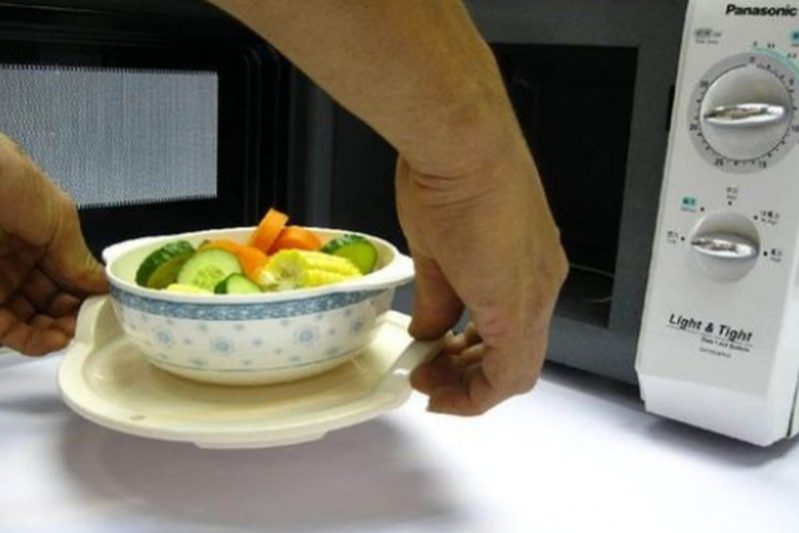 Диетолог Соломатина назвала продукты, выделяющие яд при разгореве в микроволновке