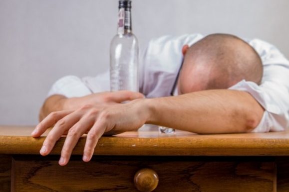 Медики объяснили, может ли водка спасти от коронавируса